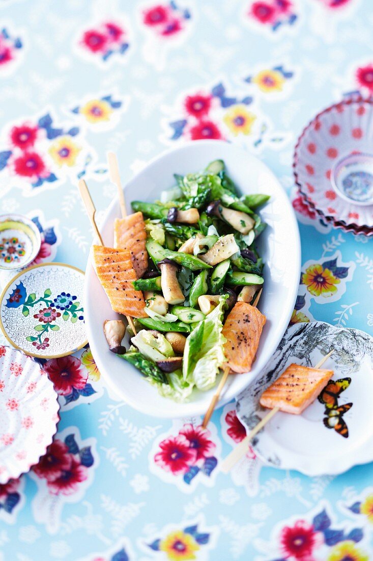 Asparagus salad with mushrooms and salmon skewers