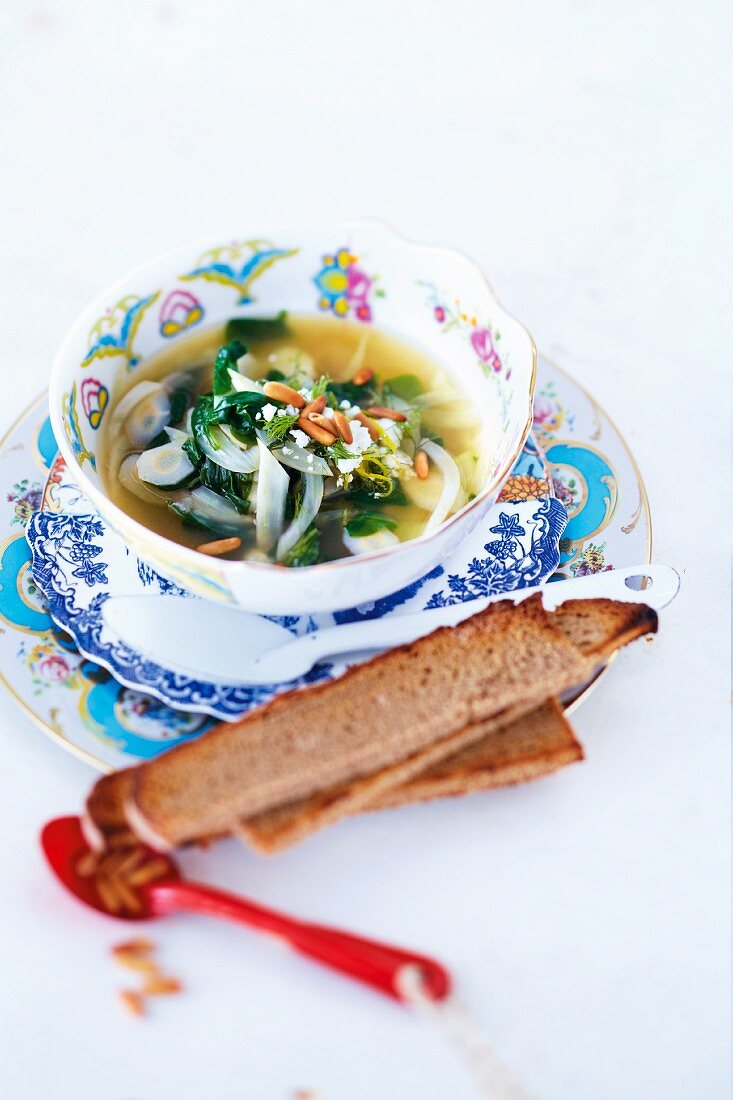 Spinatsuppe mit Fenchel, Feta & Pinienkernen