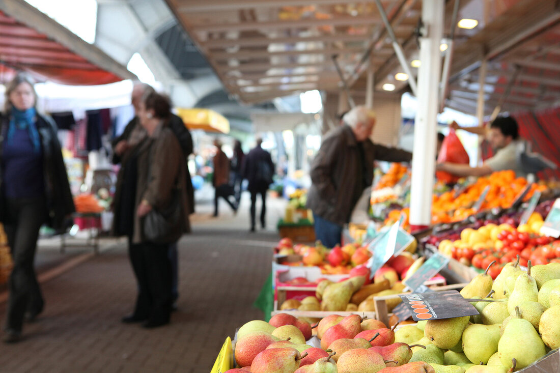 auf dem Markt, Marktstand mit frischem Obst