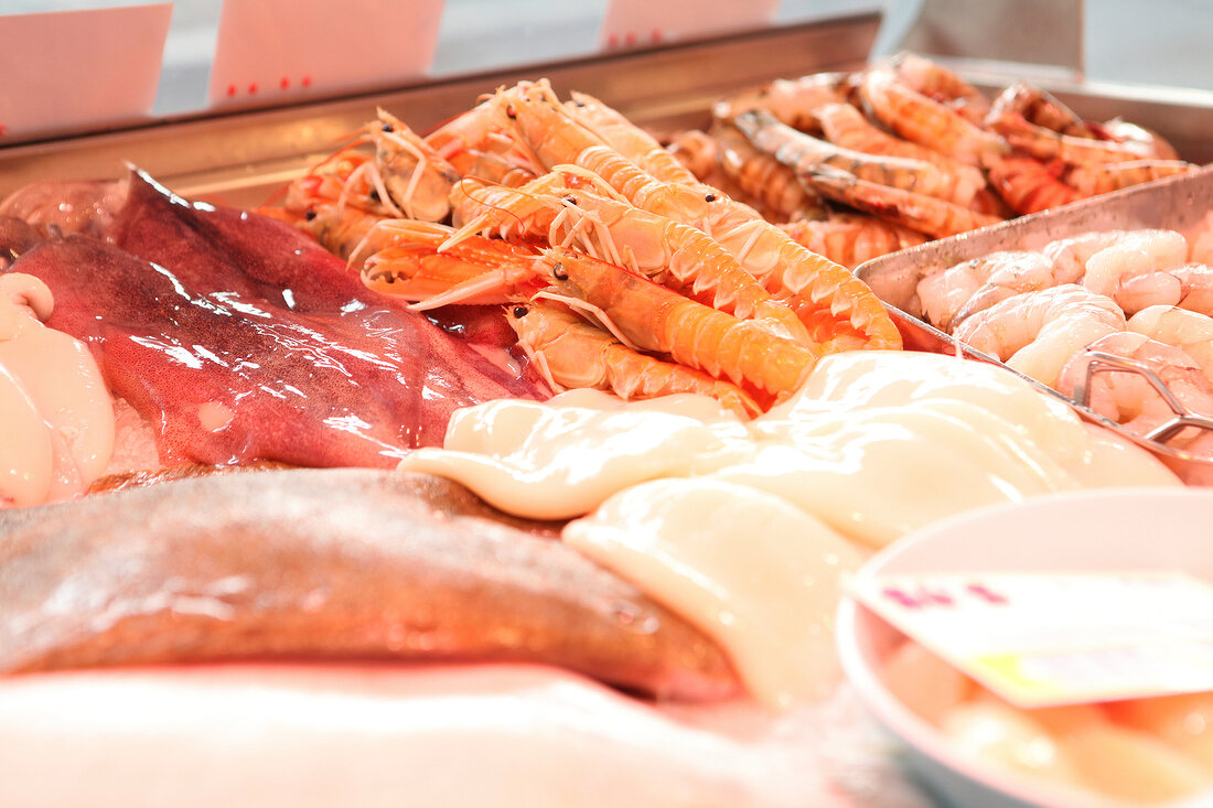 Fisch und Meeresfrüchte in der Warenauslage