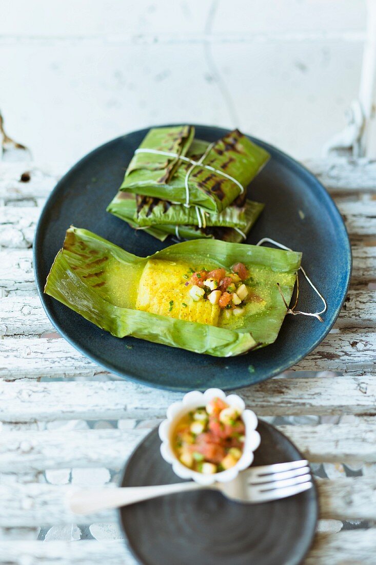 Rotbarsch in Bananenblatt mit karibischer Salsa