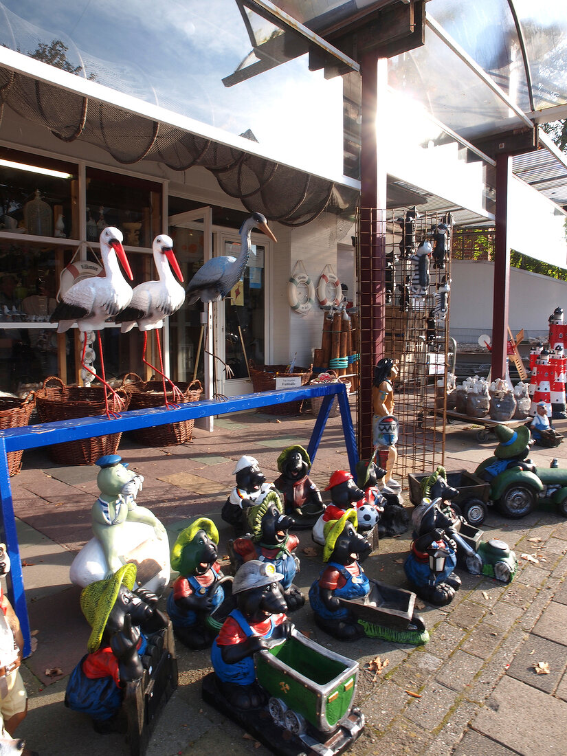 Niedersachsen, Insel Spiekeroog, Figuren aus Plastik, Souvenirs