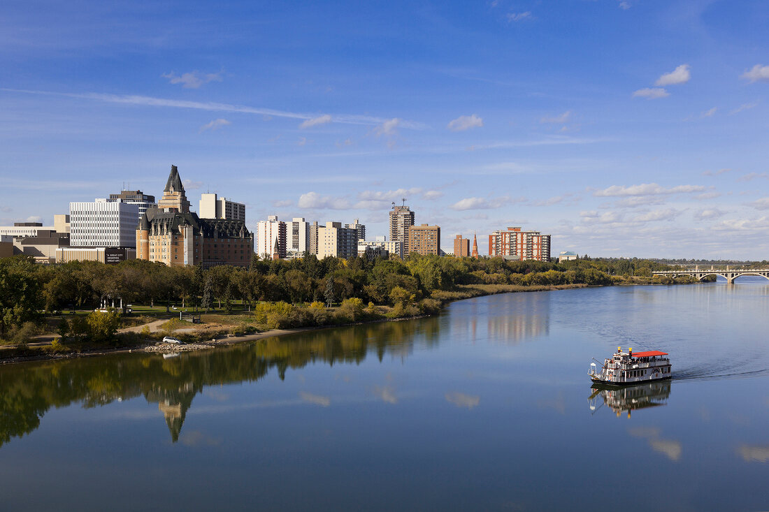 Kanada, Saskatchewan, Saskatoon, Saskatchewan River, Skyline, Fähre