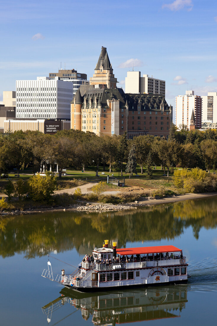 Kanada, Saskatchewan, Saskatoon, Saskatchewan River, Skyline, Fähre