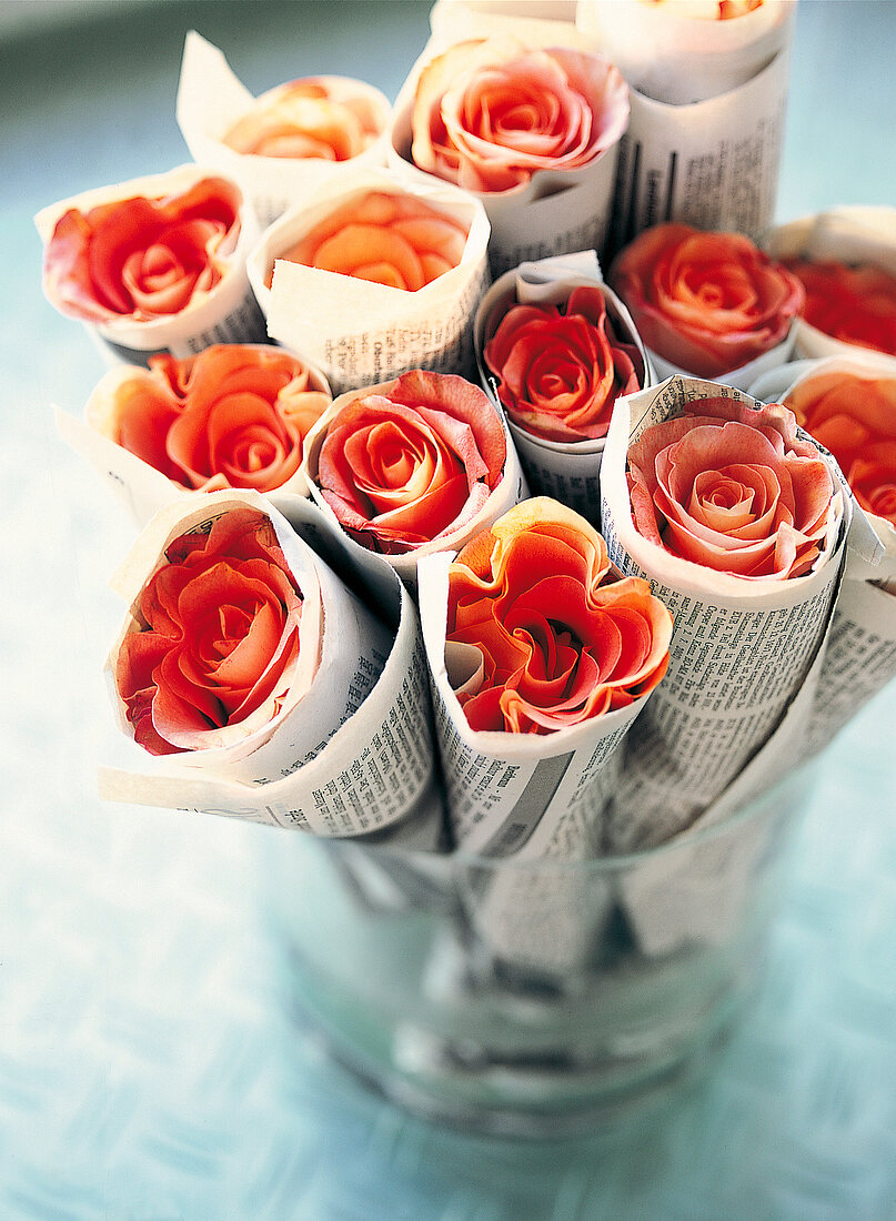 Vasenspaß, Rosen in Zeitungspapier gewickelt