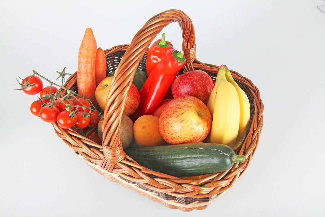Obstkorb, gefüllter Bastkorb mit Obst und Gemüse
