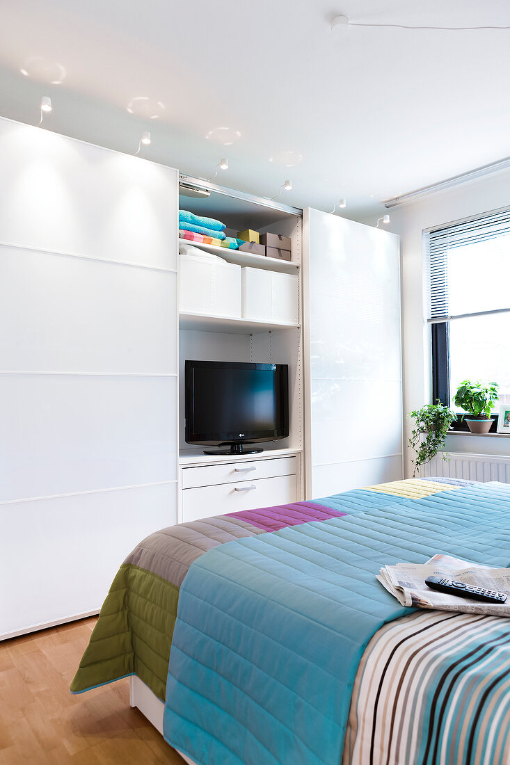 Doppelbett, Schrankwand, Fernseher, versteckt, integriert