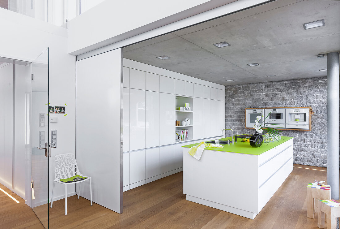 Küche, gemauerte Wand, Steinwand, grüne Arbeitsplatte, Wandschrank