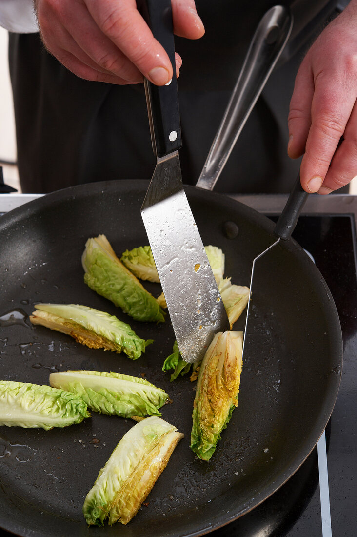 Scholle, im ganzen gebraten, mit Kopfsalatherzen, Paprikavinaigrette