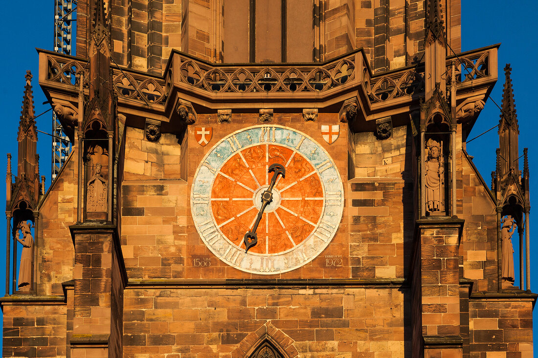 Freiburg, Münster, Zifferblatt am Westturm