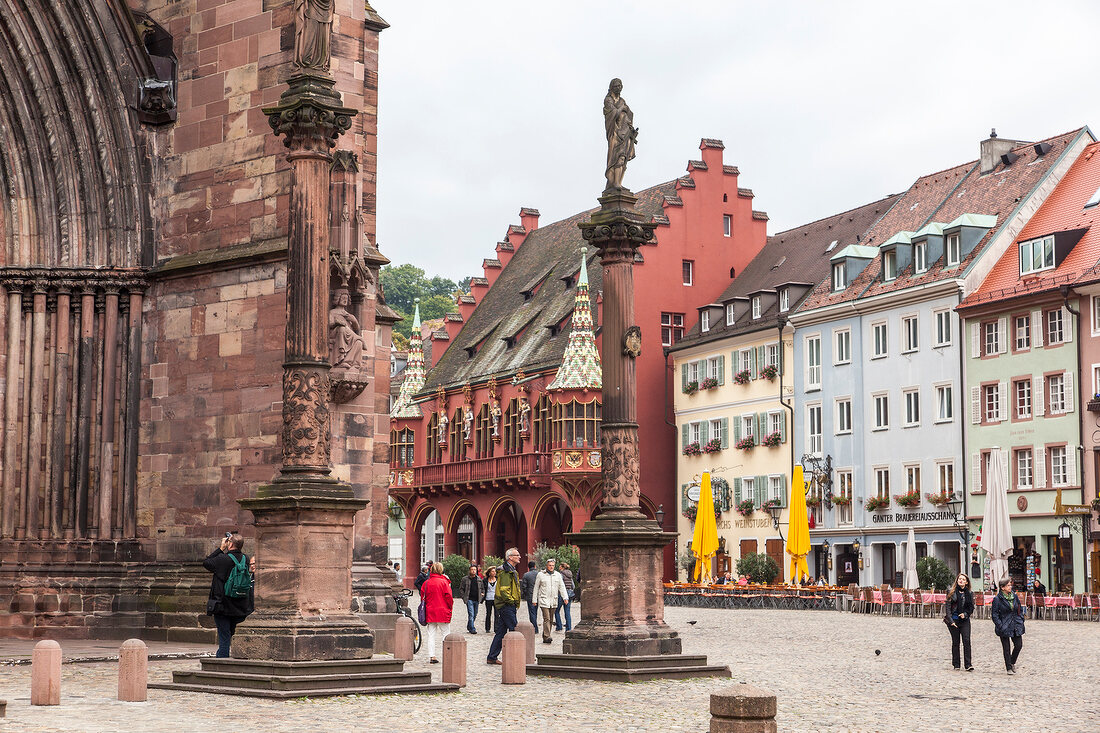 Freiburg, Münsterplatz mit dem Historischen Kaufhaus" rechts.