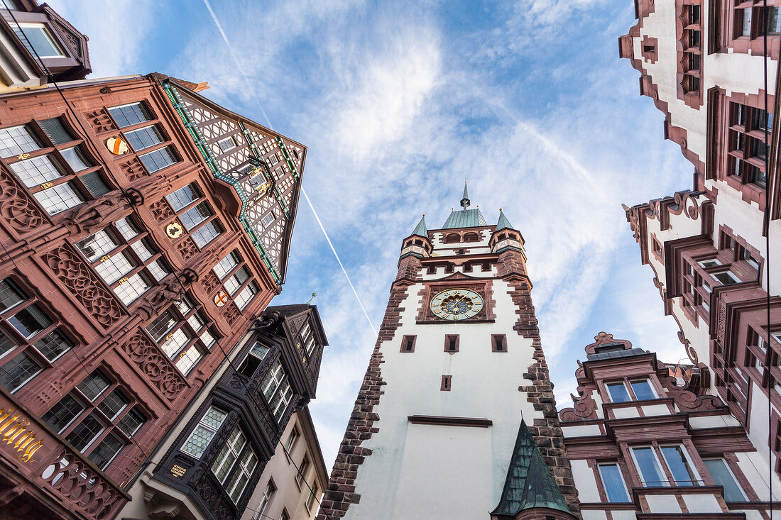 Freiburg, Gebäude und Martinstor, Froschperspektive