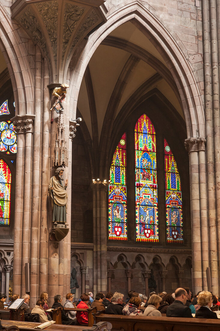 Freiburg, Münster, Apostelfiguren an den Langhauspfeilern.