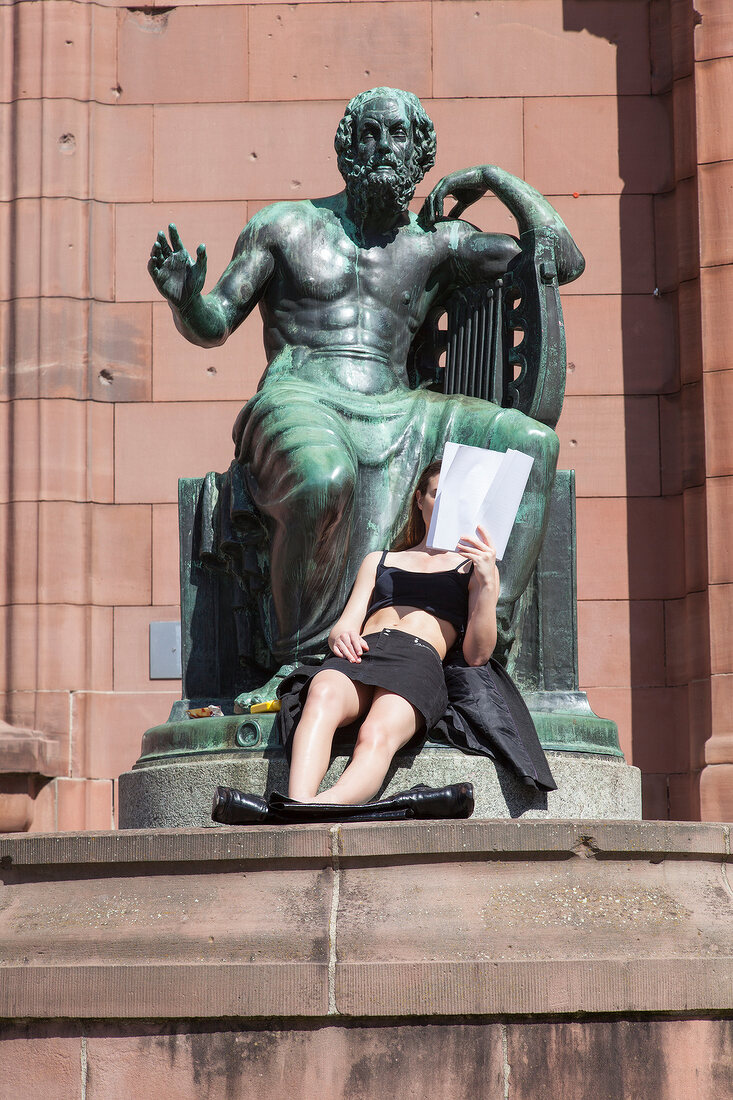 Freiburg, Universität. Aristoteles- Figur, Studentin vor dem Eingang