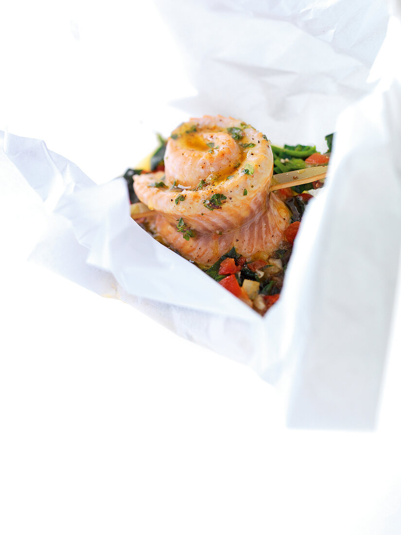 Arctic char with tomato and spinach stew in baking paper