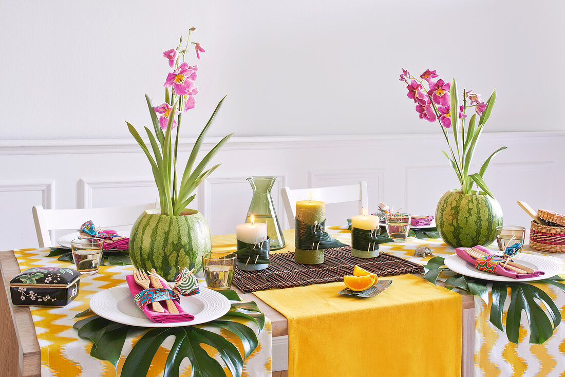 asiatisch dekorierter Tisch mit Tischläufer und Kerzen