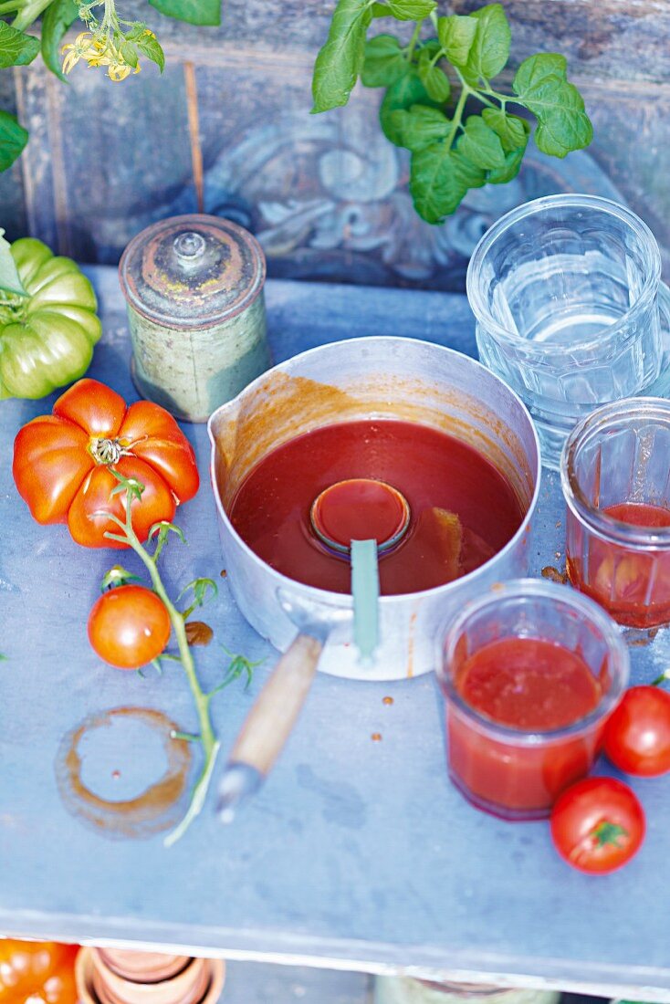 Tomato chutney with vanilla being made