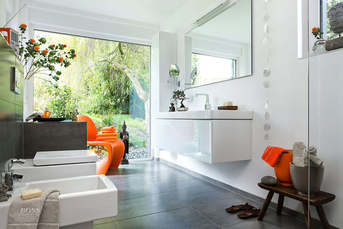 helles Badezimmer, Luxus, großes Fenster, Accessoires orange