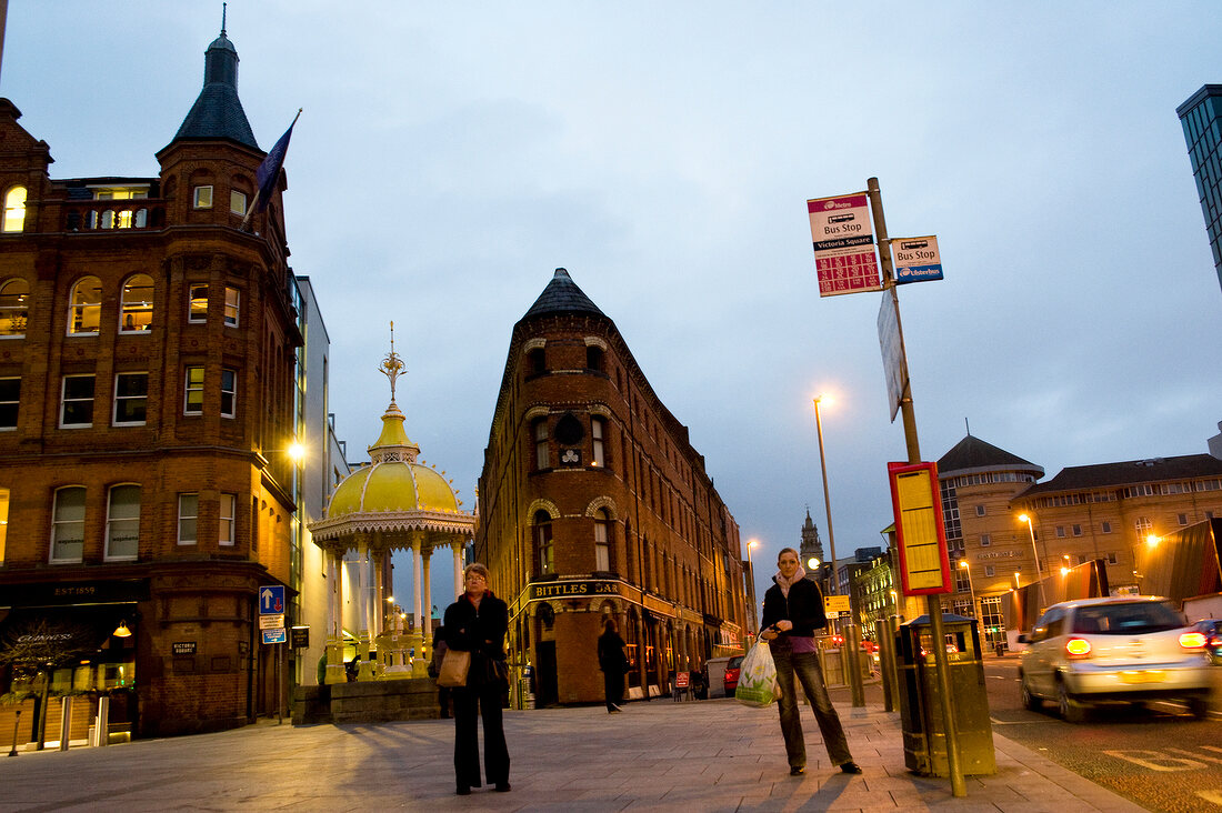 Nordirland, Hauptstadt Belfast, abends am Victoria Square