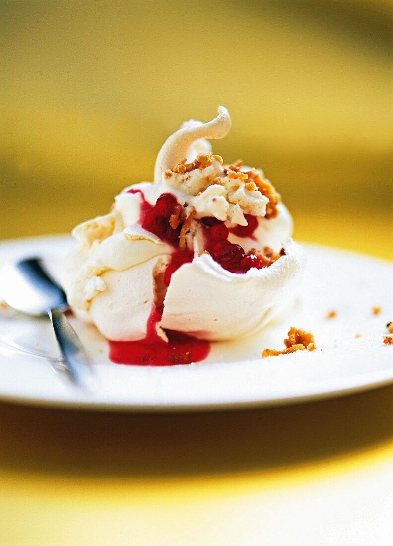 Mont Blancs (Kastaniencreme, Frankreich) mit Preiselbeersauce