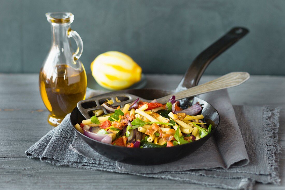 Pasta with courgettes, tomatoes and bacon