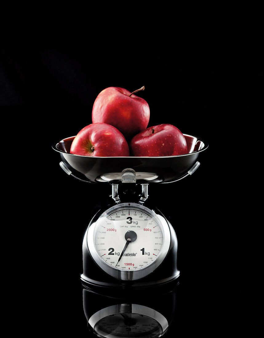 Apples on measuring scale