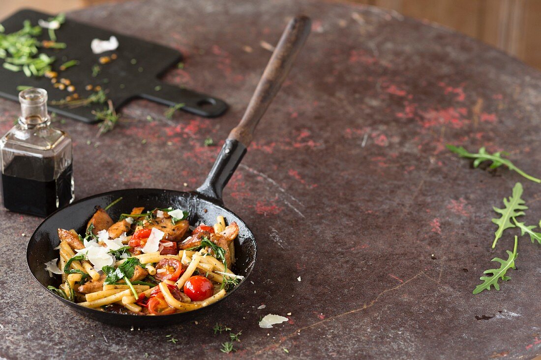 Pasta al pollo: bucatini with chicken, tomatoes and rocket