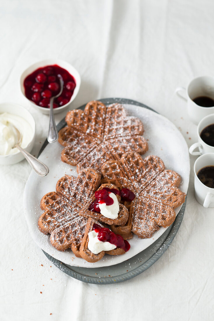 Waffeln, Sacherwaffeln mit Kirschen