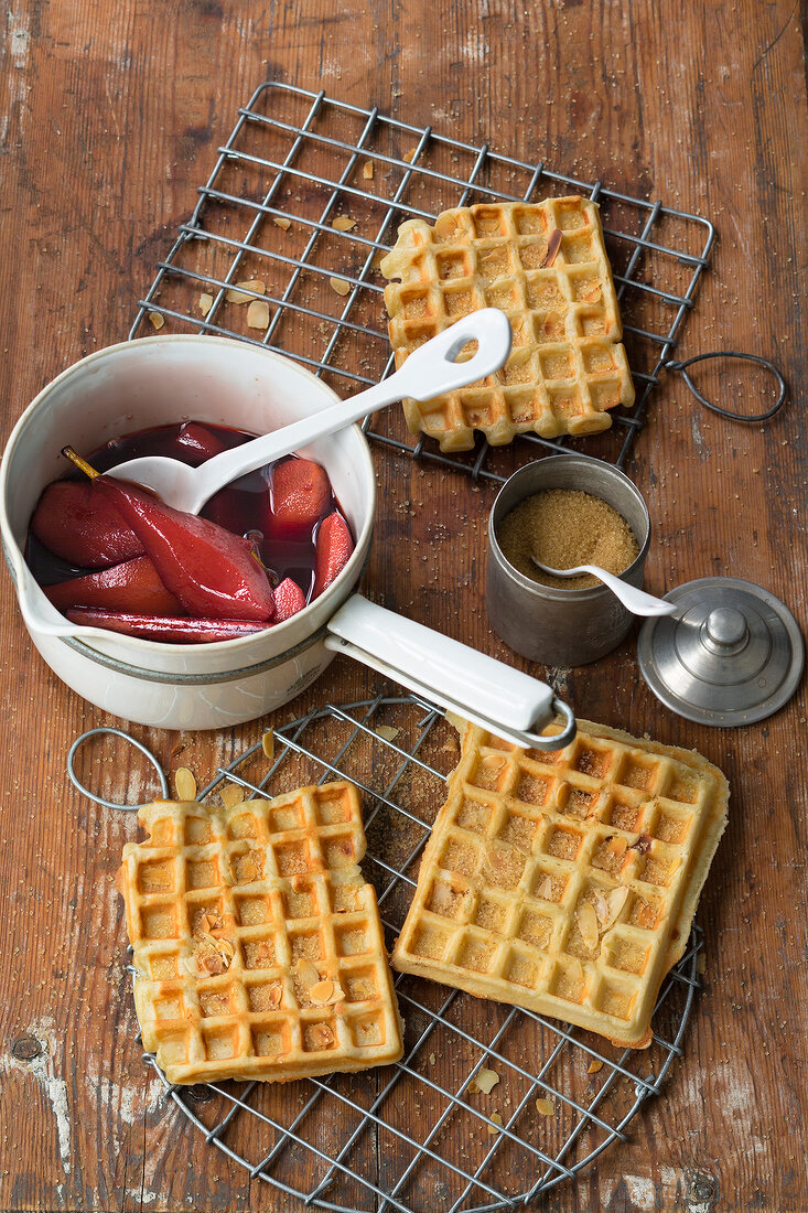 Waffeln, Marzipanwaffeln mit Cassisbirnen