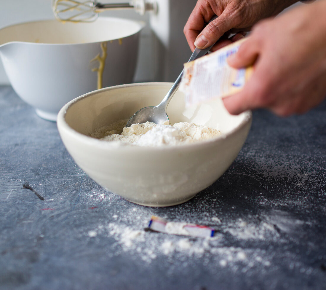 Kuchen - Wunderteig, Step 4 : Mehl und Backpulver mischen