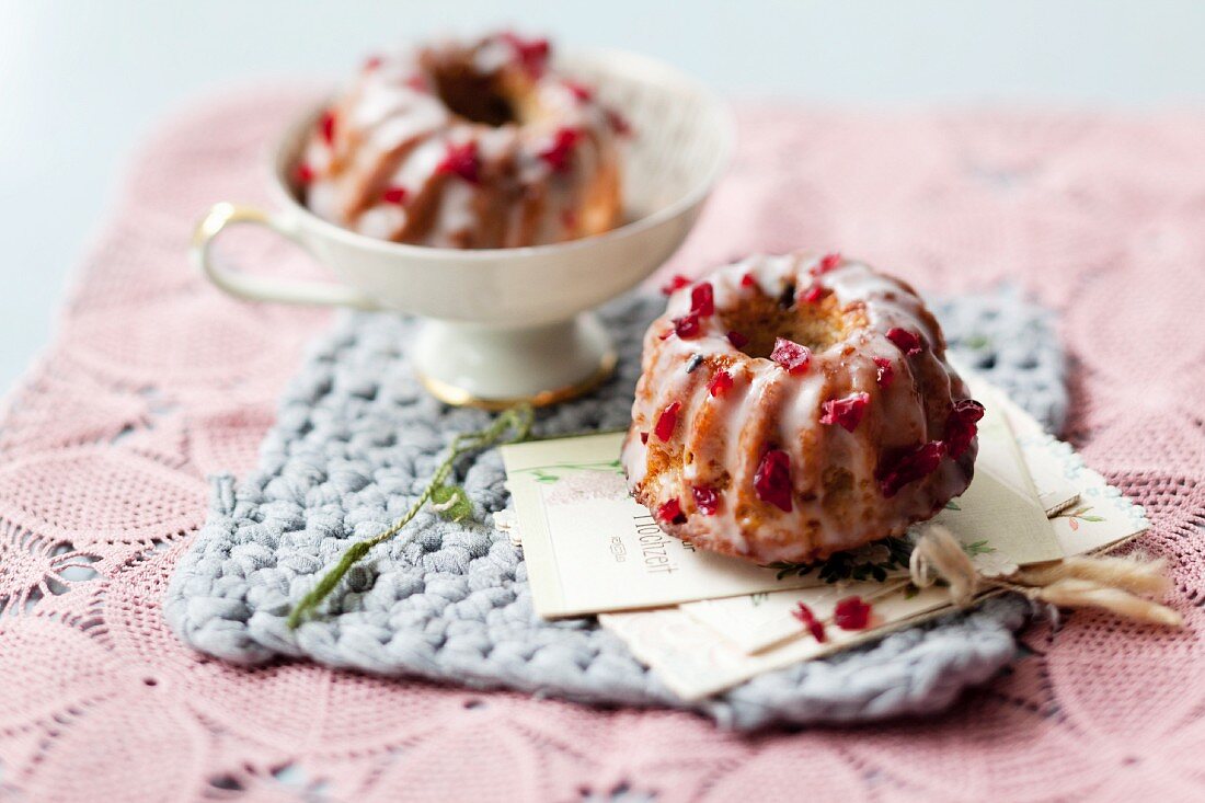 Mini cranberry Bundt cakes with icing sugar and honey