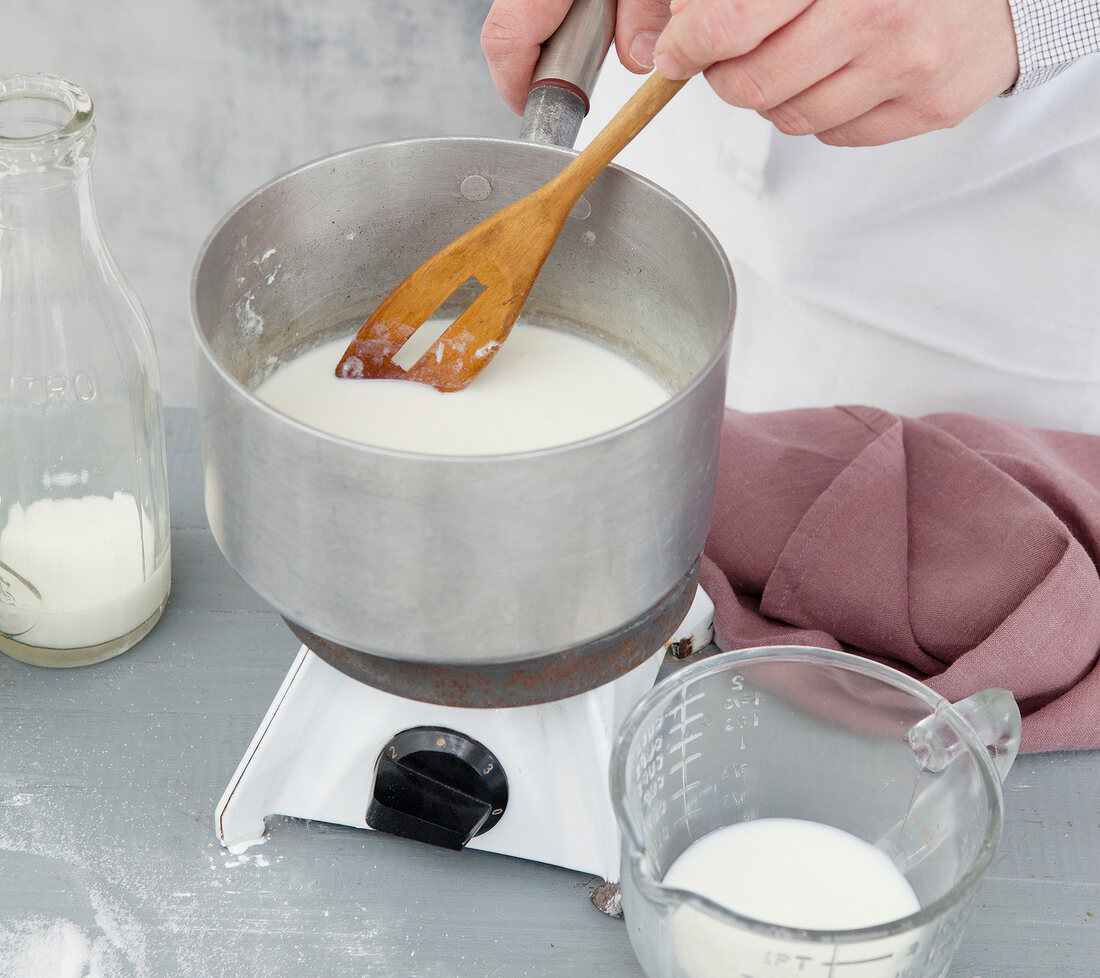 Mini-Guglhupf, Buttercreme, Step 1 : Milch aufkochen, Topf