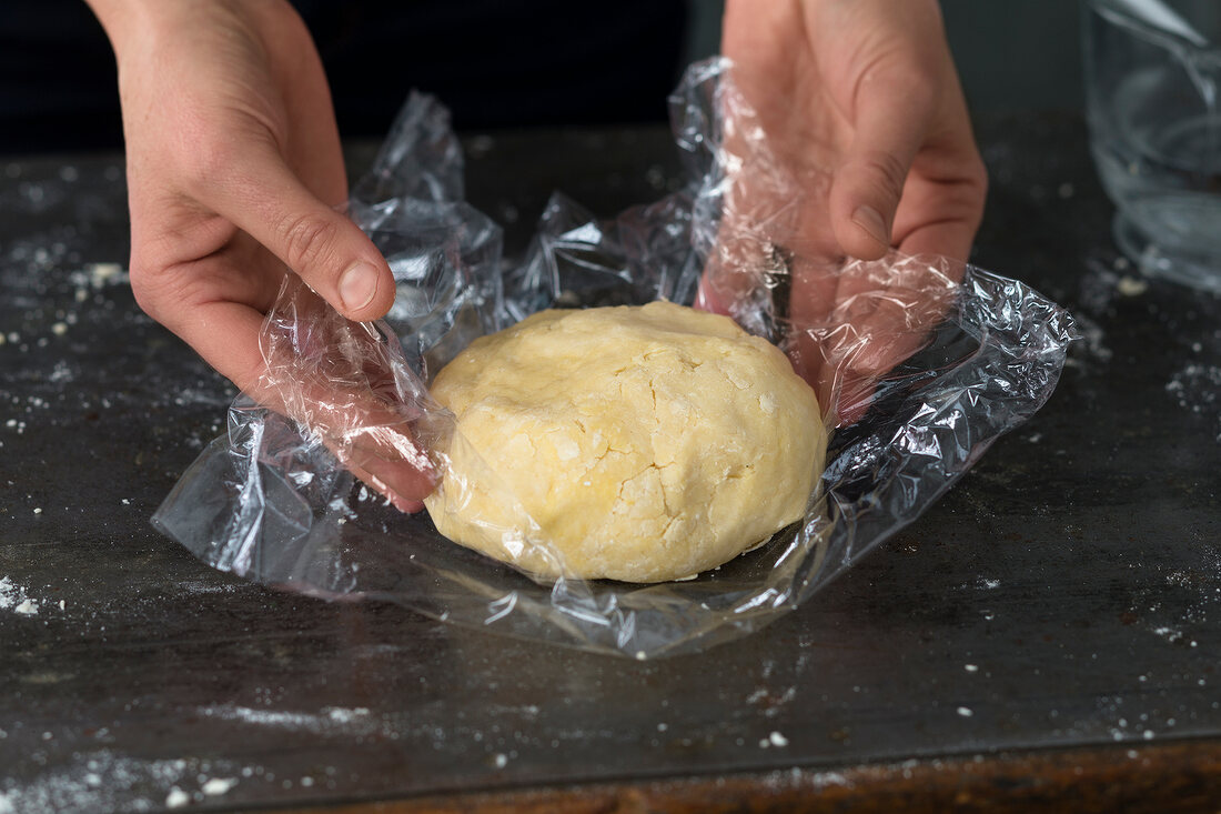 Quiches, Bunte Gemüsequiche, Step 4 : Teig in Folie wickeln