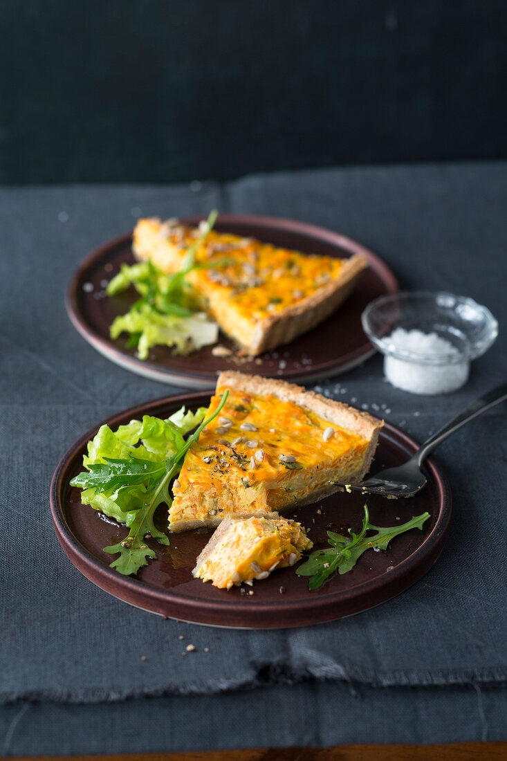 Quiches, Möhren-Ziegenkäse-Qui che, Stück, Stücke, Teller, Rucola