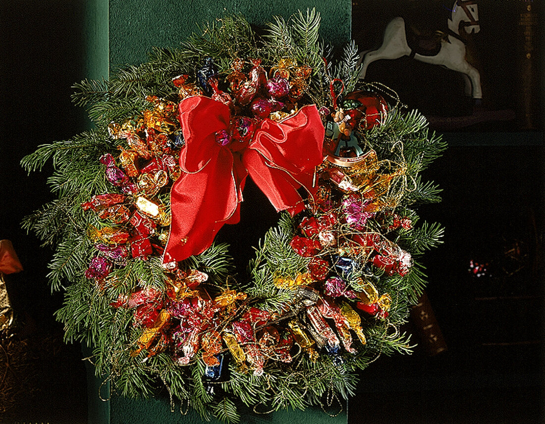 Weihnachtskranz mit Süßigkeiten, rote Schleife