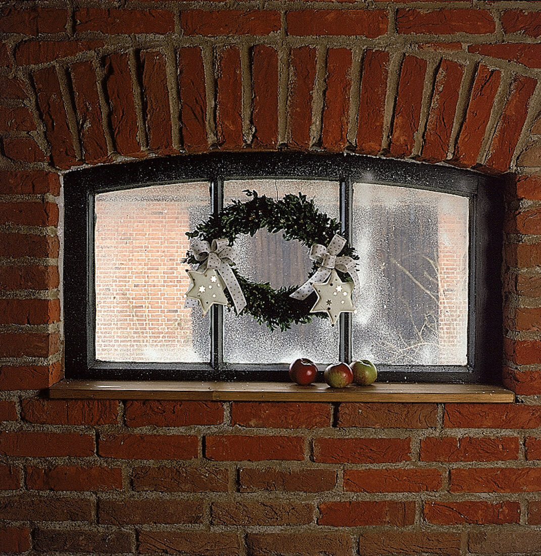 Weihnachtskranz am Kellerfenster, weiße Sterne