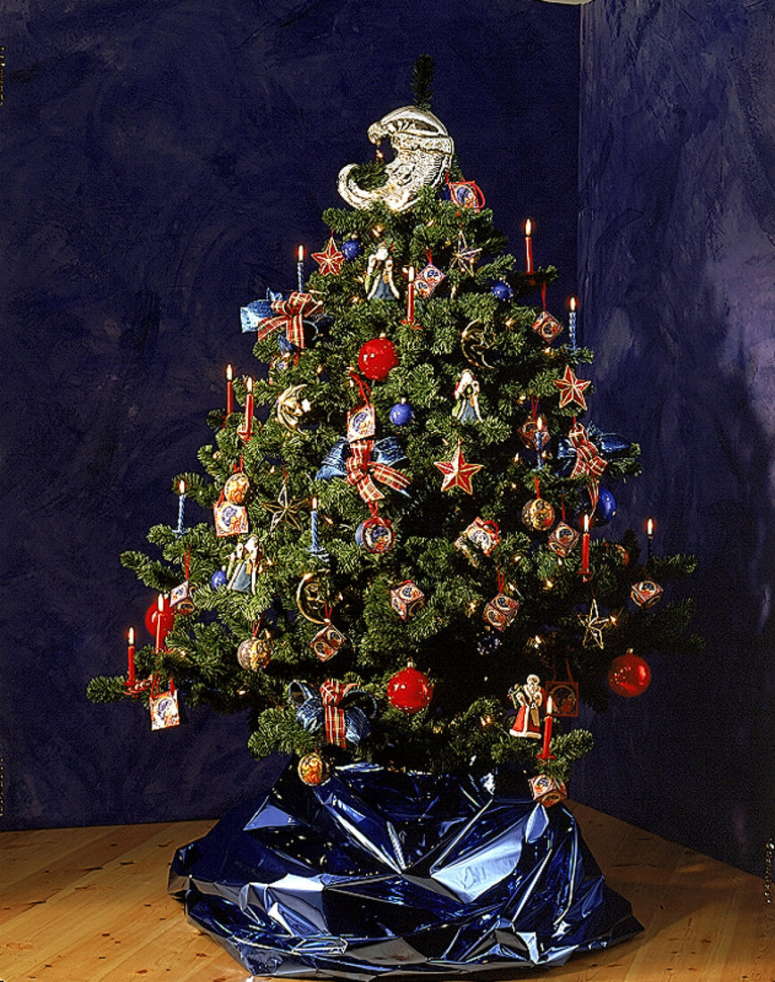 Weihnachtsbaum in rot, blau und gold 