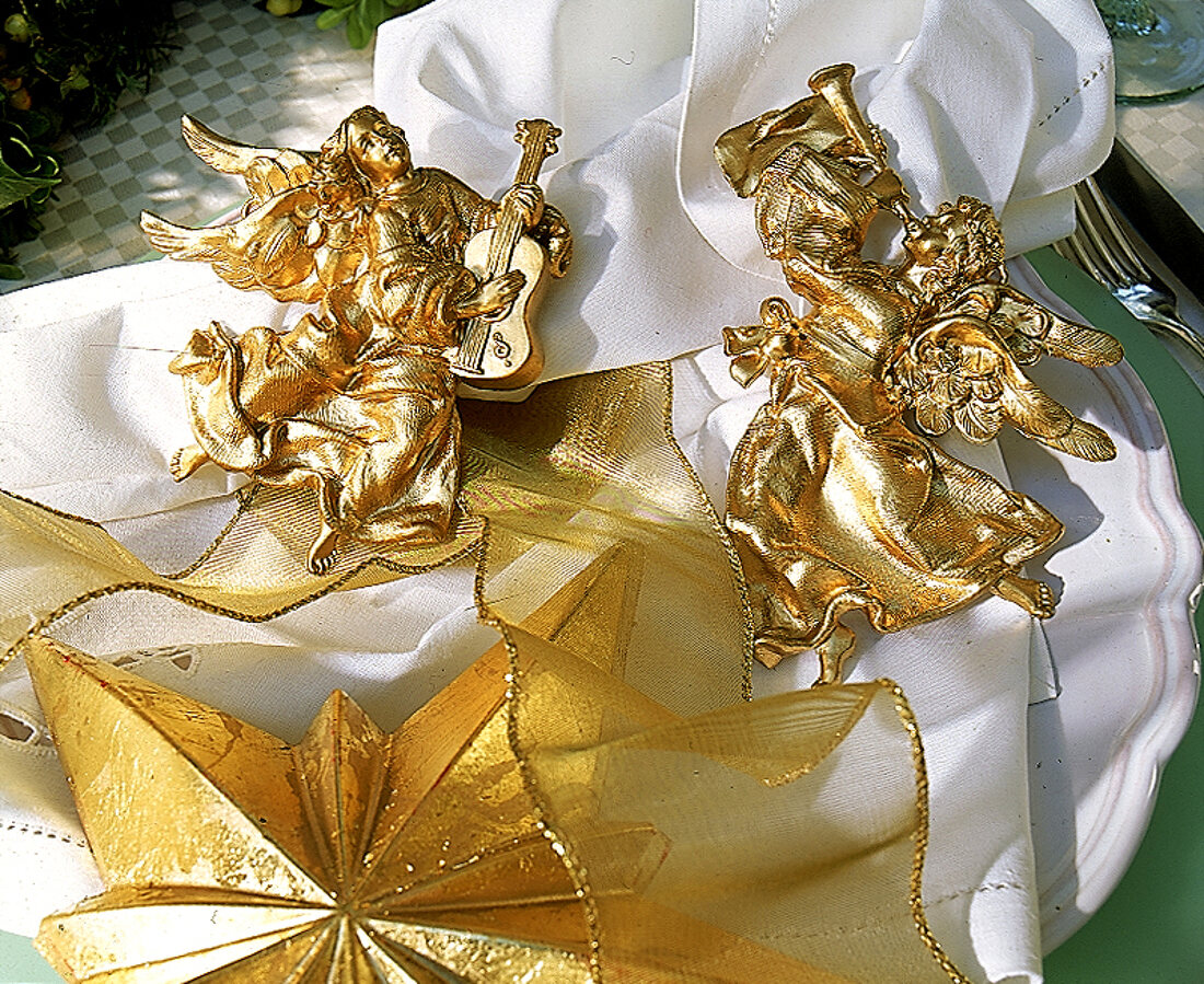 Zwei goldene Engel mit Posaune und Harfe, Tischdekoration