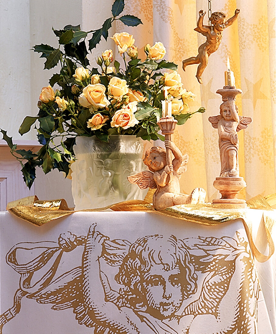 Engeldekoration auf einem Tisch, Blumenstrauß