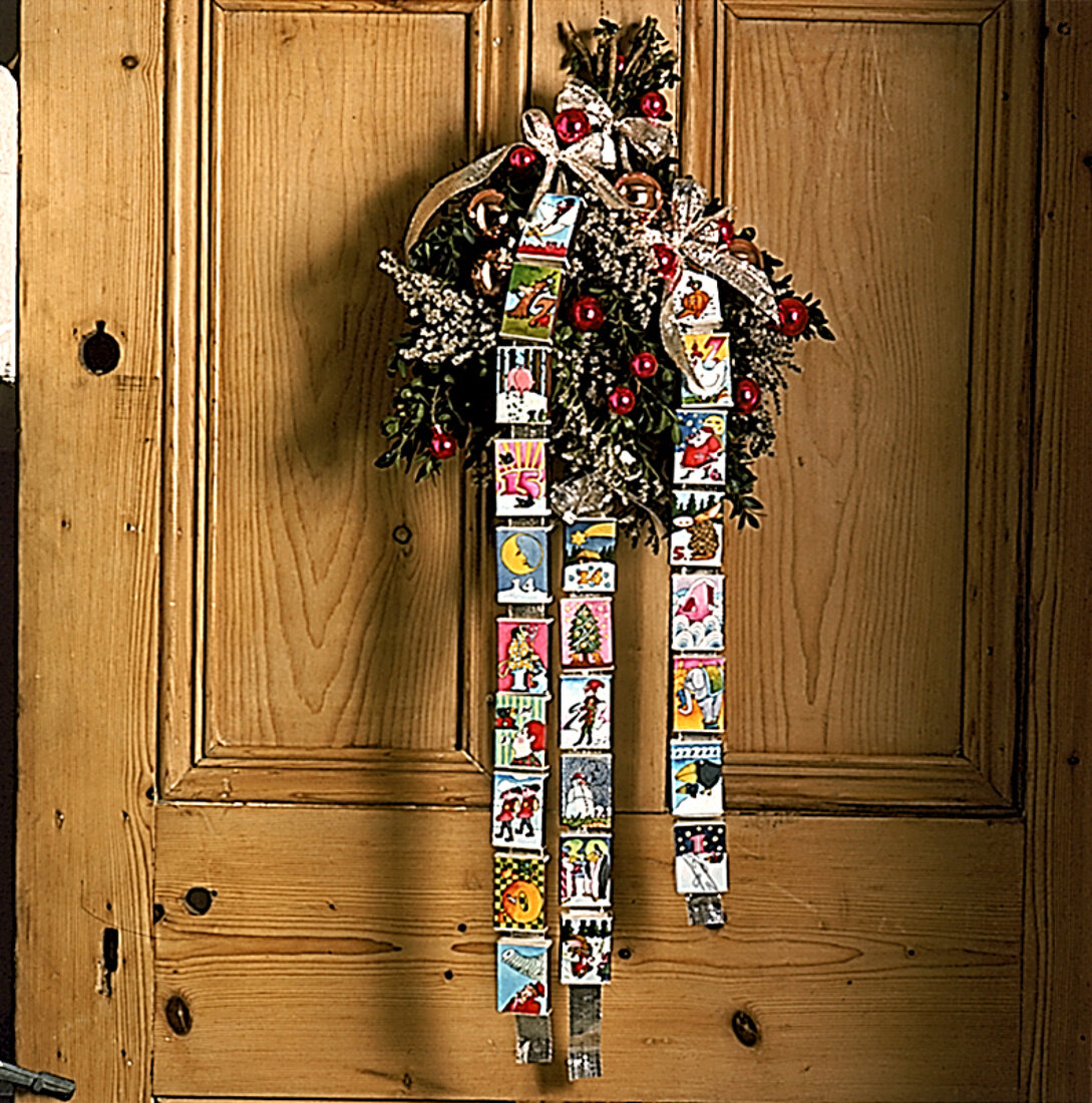 Adventskalender: Zweige an der Tür mit Geschenken