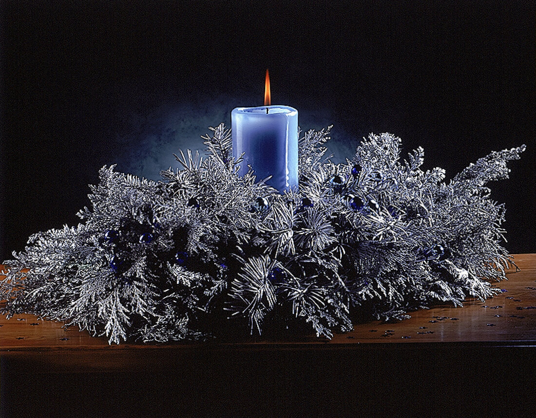 Adventsgesteck, silber besprüht, blaue Kerze