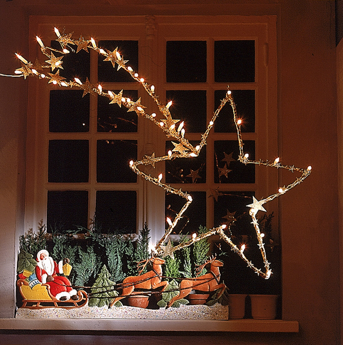 Sternschnuppe, Lichterkette, Weihnachtsmann mit Schlitten