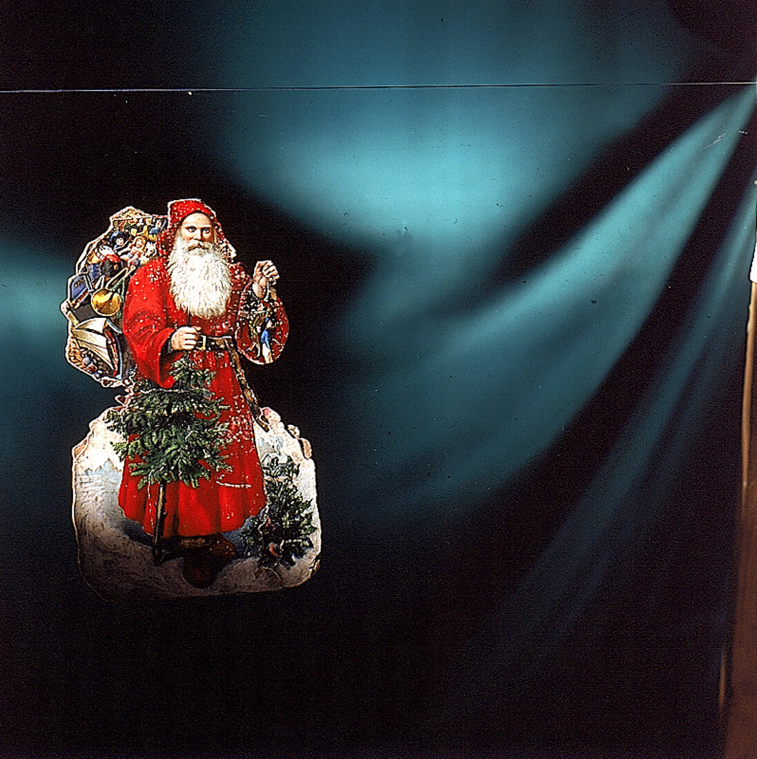 Weihnachtsmann- Oblate vor grünem Hintergrund