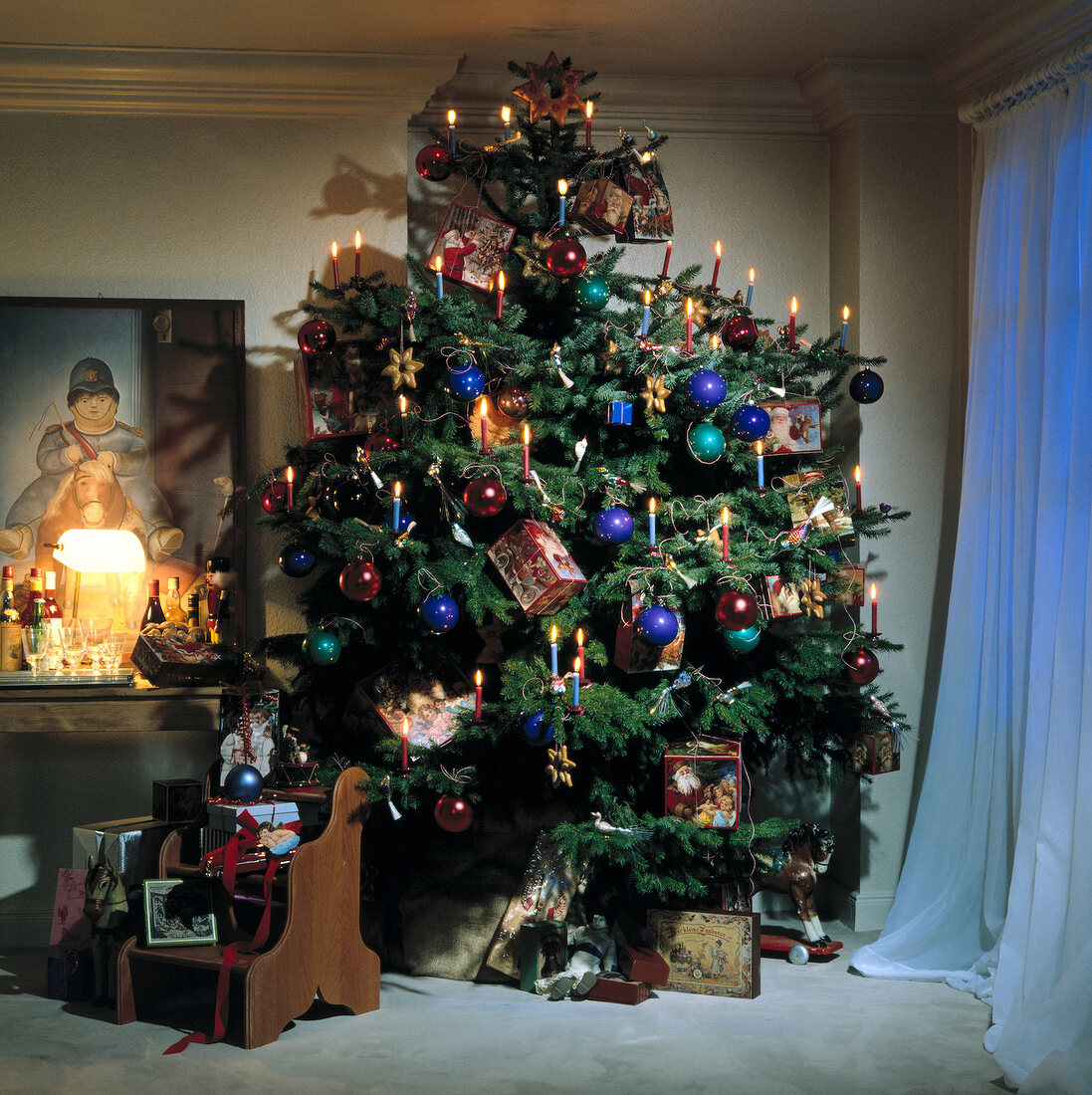Weihnachtsbaum mit bunten Kugeln und Päckchen