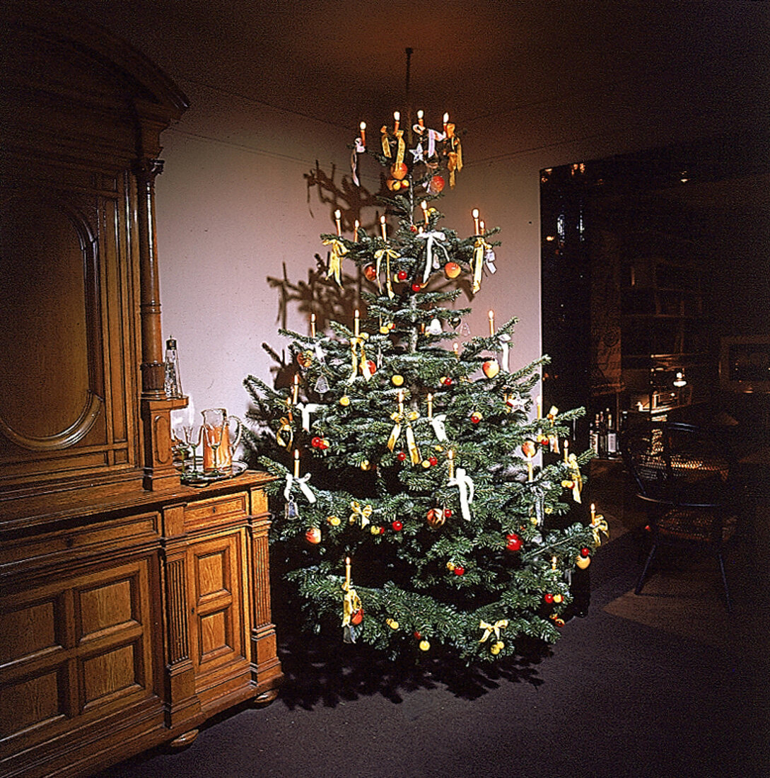 Mit Schleifen und Äpfeln geschmückter Weihnachtsbaum