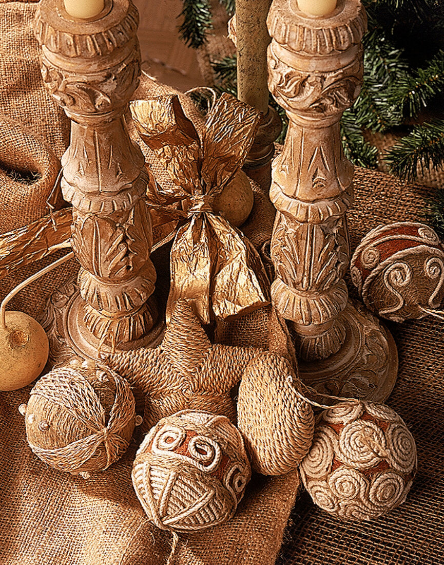 Weihnachtsbaumkugeln: Muster aus Schnüren, Stern u. Herz aus Bast