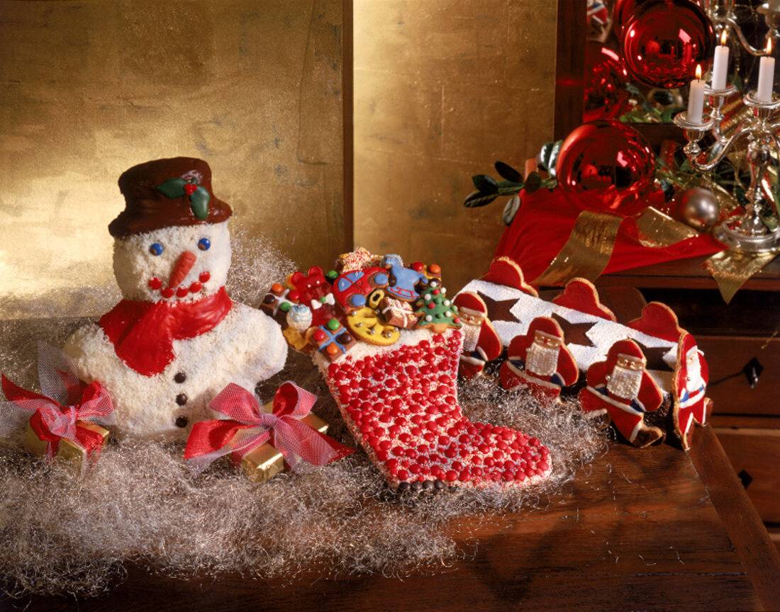 Gebackene Schneemannfigur mit Kokosflocken und Nikolausstiefel