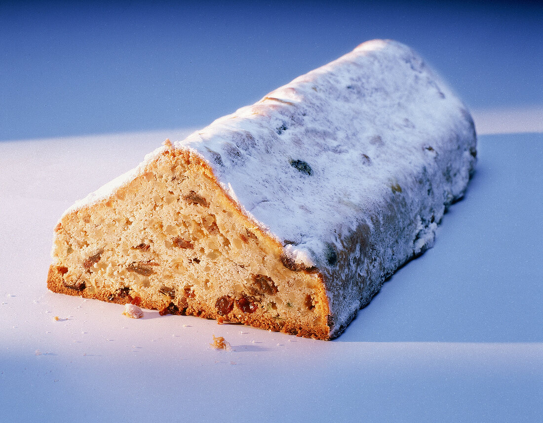 Foehrer Christstollen auf weisser Flaeche