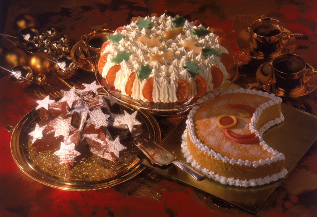 Drei Weihnachtstorten: sternförmige Schokoladentorte, Sahnetorte