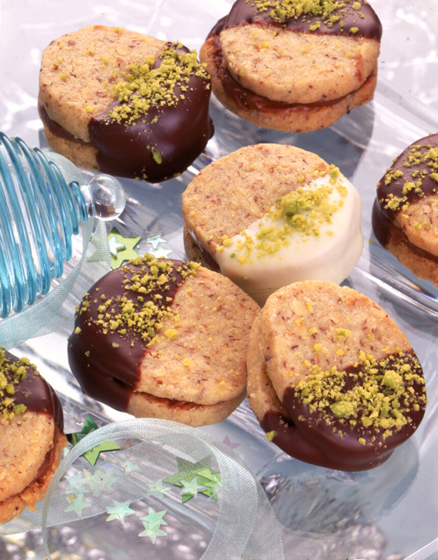 Nuss-Nougat-Taler auf Glasplatte, Seite: Schokolade oder Zuckerguß